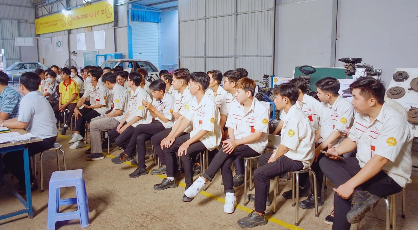 Tham Quan Buổi Học Của Sinh Viên Ngành Công Nghệ Ô Tô Tại Đại Việt Cần Thơ