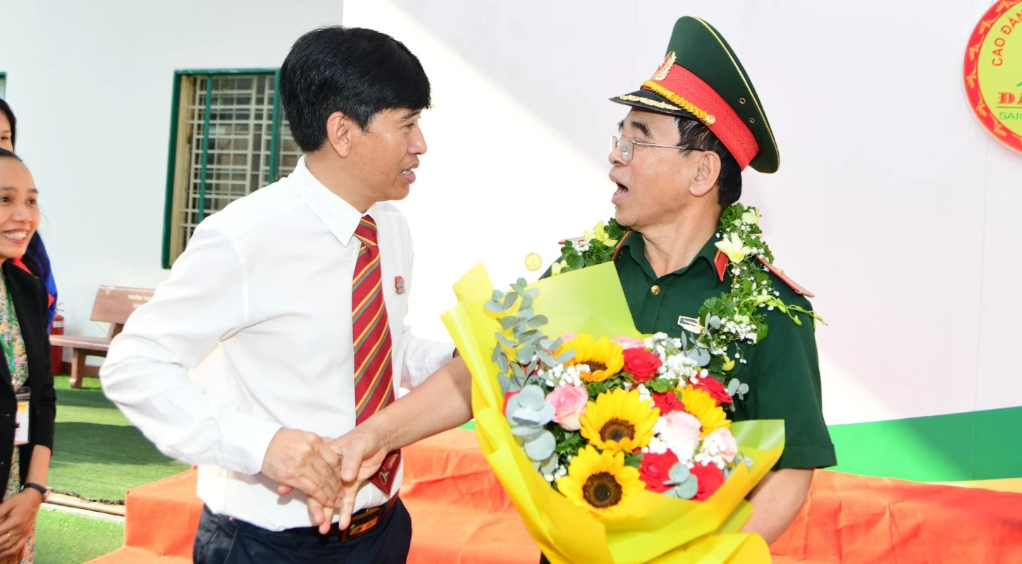 Thăm Và Tặng Quà Người Có Công Với Cách Mạng Nhân Dịp Kỷ Niệm Ngày Giải Phóng Miền Nam 30/4