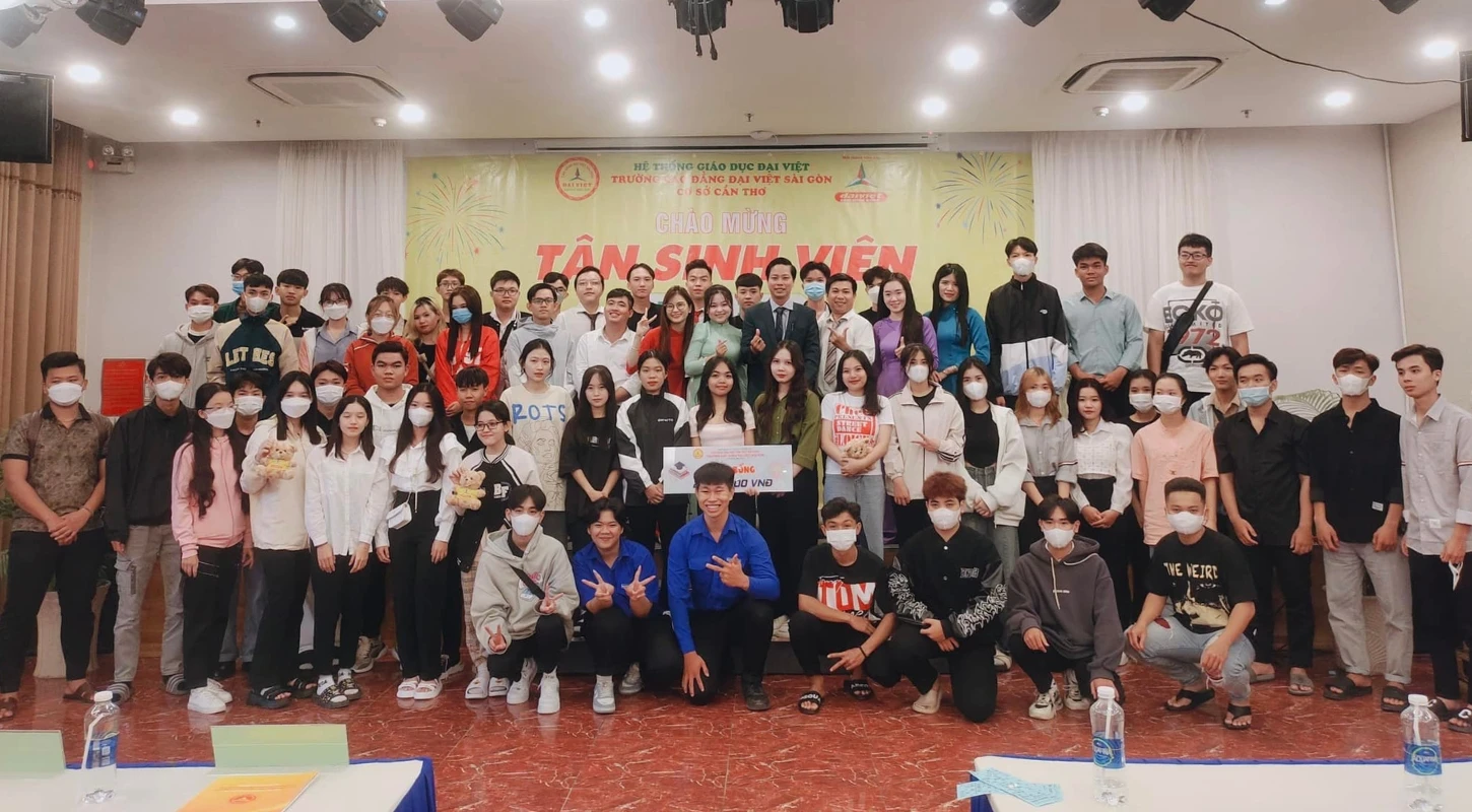 Trao Tặng Gần 1,6 Tỷ Học Bổng Nhân Dịp Khai Giảng Và Tốt Nghiệp Tại Đại Việt Sài Gòn