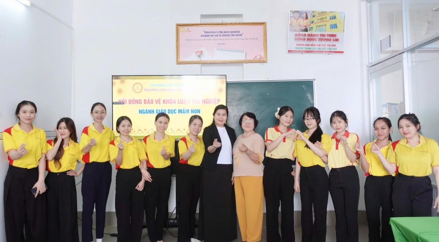 TRƯỚC VÀ SAU KHI BẢO VỆ KHÓA LUẬN – CÁC BẠN CẢM THẤY THẾ NÀO?