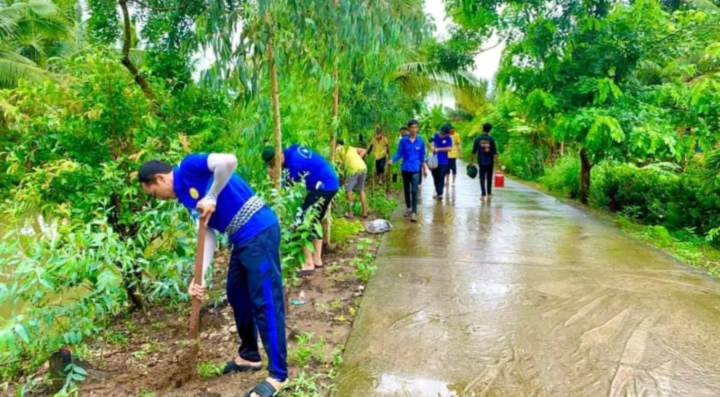 Trường Cao Đẳng Đại Việt Sài Gòn Phối Hợp Trồng 2000 Cây Xanh Tại Xã Minh Thuận