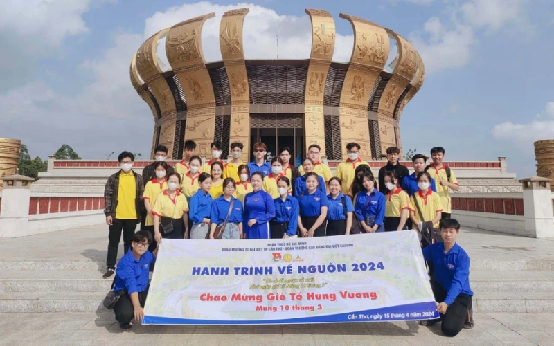 Đoàn Trường Đại Việt Cần Thơ Dâng Hương Tưởng Niệm Quốc Tổ Hùng Vương