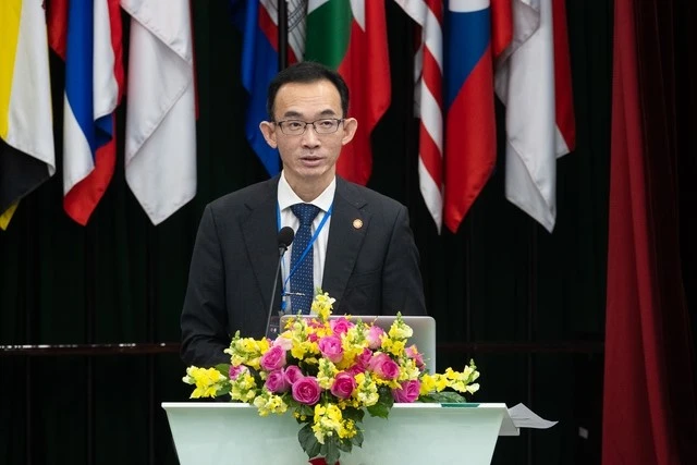 Cấm học sinh dùng điện thoại ở trường: Góc nhìn và kinh nghiệm từ chuyên gia Singapore