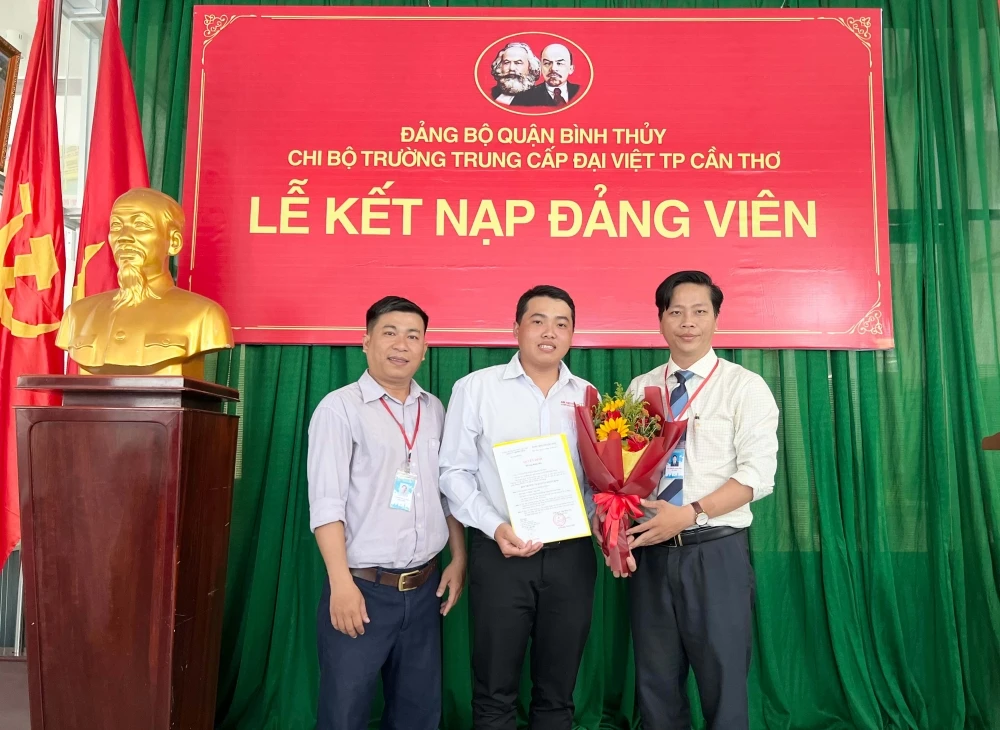 Lễ Kết Nạp Đảng Viên Mới 2025 – Trường Trung Cấp Đại Việt TP Cần Thơ