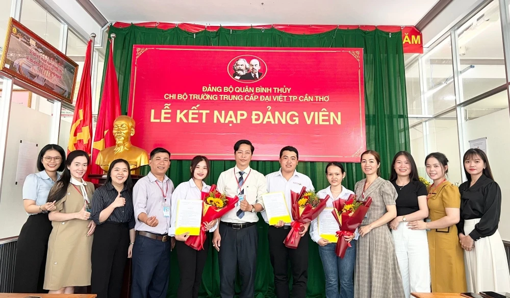 Lễ Kết Nạp Đảng Viên Mới 2025 – Trường Trung Cấp Đại Việt TP Cần Thơ