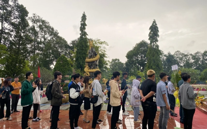 Đại Việt Cần Thơ – Sinh Viên Dâng Hoa Tưởng Niệm Các Anh Hùng Liệt Sĩ 27/7