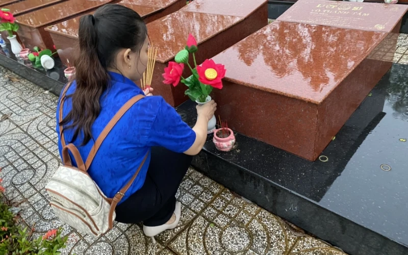 Đại Việt Cần Thơ – Sinh Viên Dâng Hoa Tưởng Niệm Các Anh Hùng Liệt Sĩ 27/7