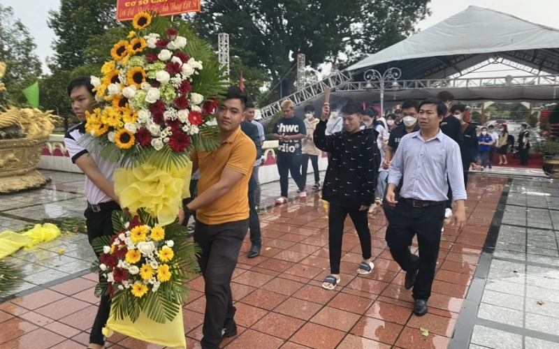 Đại Việt Cần Thơ – Sinh Viên Dâng Hoa Tưởng Niệm Các Anh Hùng Liệt Sĩ 27/7