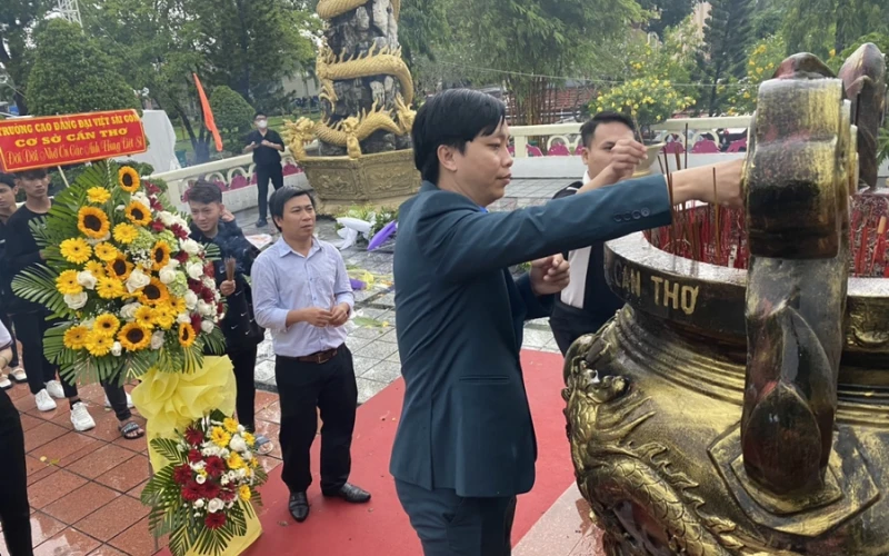 Đại Việt Cần Thơ – Sinh Viên Dâng Hoa Tưởng Niệm Các Anh Hùng Liệt Sĩ 27/7