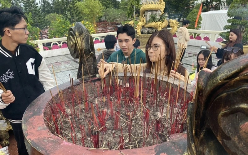 Đại Việt Cần Thơ – Sinh Viên Dâng Hoa Tưởng Niệm Các Anh Hùng Liệt Sĩ 27/7