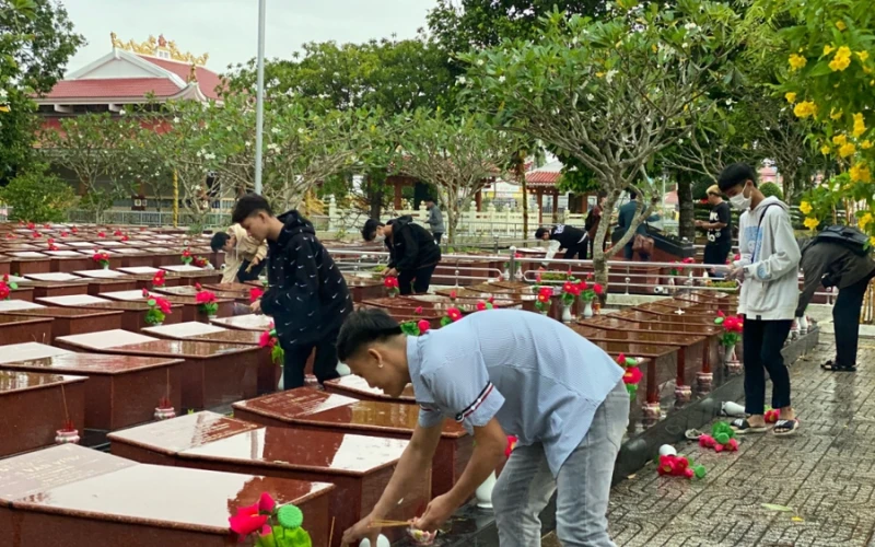 Đại Việt Cần Thơ – Sinh Viên Dâng Hoa Tưởng Niệm Các Anh Hùng Liệt Sĩ 27/7