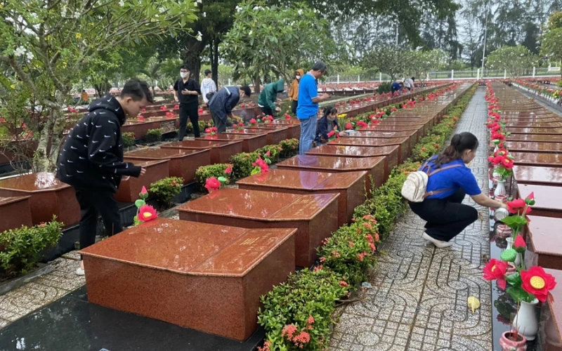 Đại Việt Cần Thơ – Sinh Viên Dâng Hoa Tưởng Niệm Các Anh Hùng Liệt Sĩ 27/7