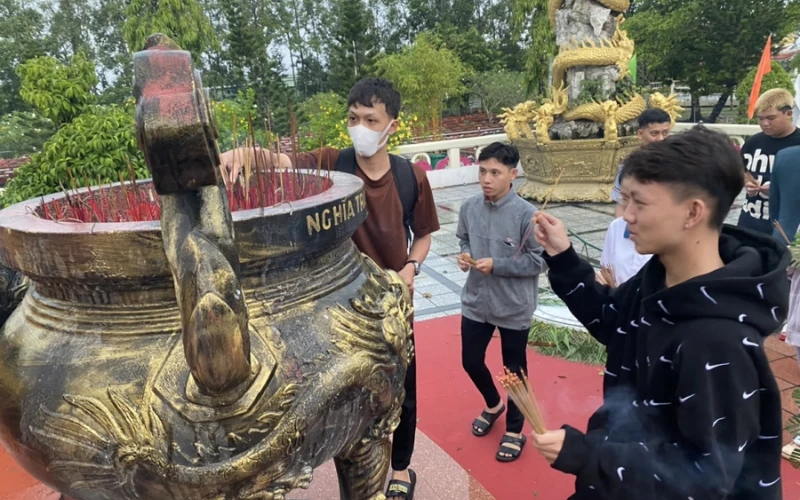 Đại Việt Cần Thơ – Sinh Viên Dâng Hoa Tưởng Niệm Các Anh Hùng Liệt Sĩ 27/7