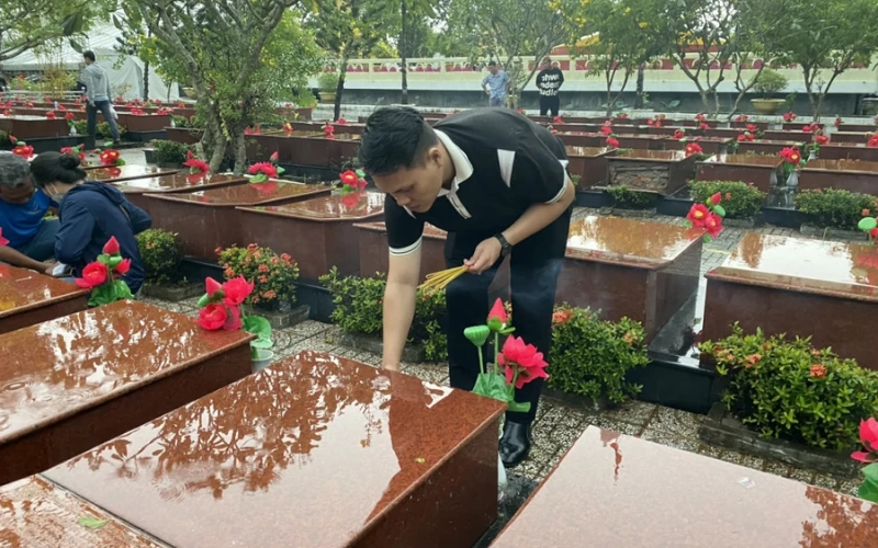 Đại Việt Cần Thơ – Sinh Viên Dâng Hoa Tưởng Niệm Các Anh Hùng Liệt Sĩ 27/7