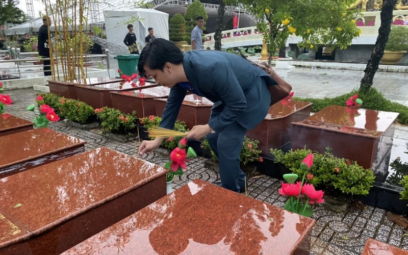 Đại Việt Cần Thơ – Sinh Viên Dâng Hoa Tưởng Niệm Các Anh Hùng Liệt Sĩ 27/7