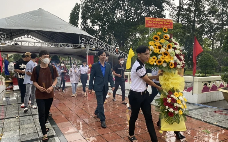 Đại Việt Cần Thơ – Sinh Viên Dâng Hoa Tưởng Niệm Các Anh Hùng Liệt Sĩ 27/7