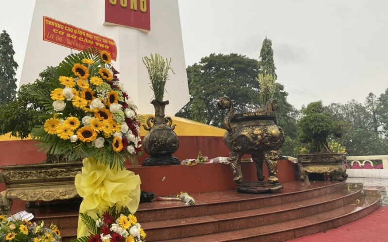 Đại Việt Cần Thơ – Sinh Viên Dâng Hoa Tưởng Niệm Các Anh Hùng Liệt Sĩ 27/7