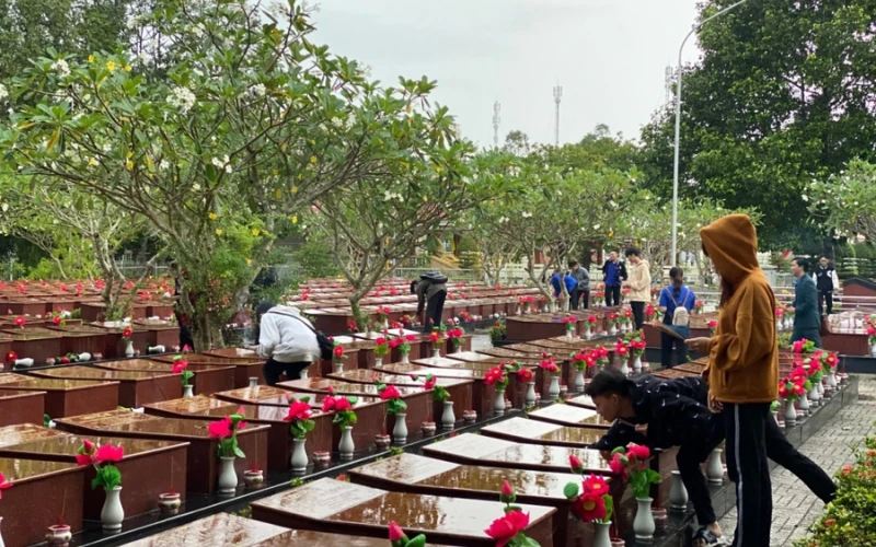 Đại Việt Cần Thơ – Sinh Viên Dâng Hoa Tưởng Niệm Các Anh Hùng Liệt Sĩ 27/7