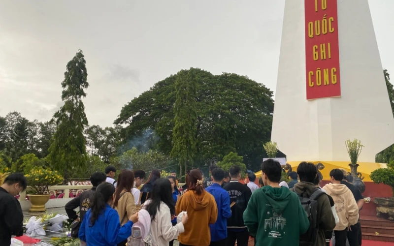 Đại Việt Cần Thơ – Sinh Viên Dâng Hoa Tưởng Niệm Các Anh Hùng Liệt Sĩ 27/7