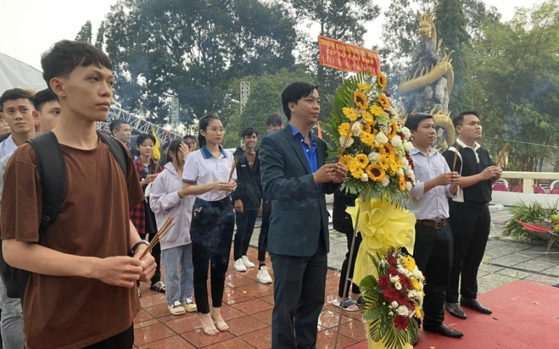 Đại Việt Cần Thơ – Sinh Viên Dâng Hoa Tưởng Niệm Các Anh Hùng Liệt Sĩ 27/7