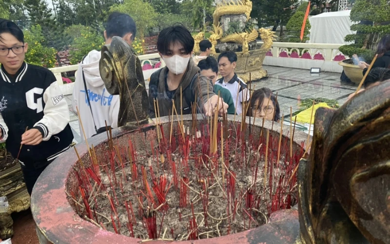 Đại Việt Cần Thơ – Sinh Viên Dâng Hoa Tưởng Niệm Các Anh Hùng Liệt Sĩ 27/7