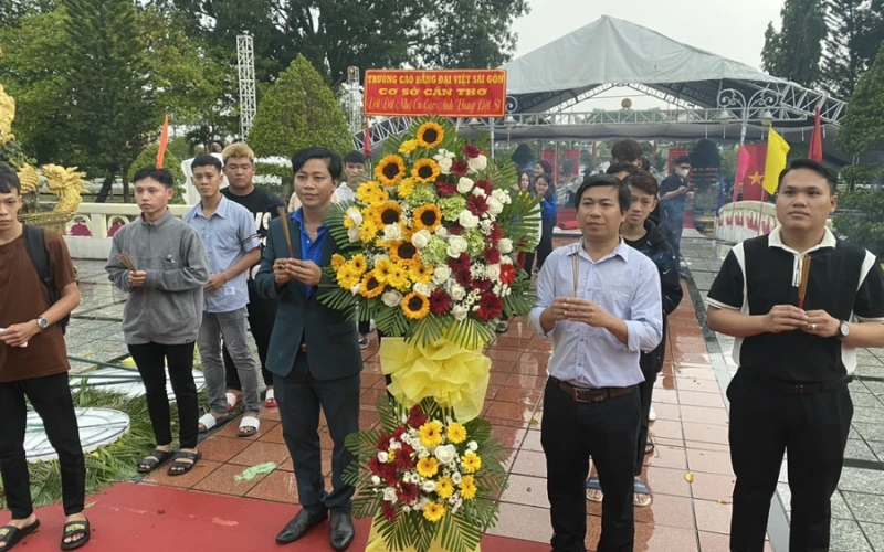 Đại Việt Cần Thơ – Sinh Viên Dâng Hoa Tưởng Niệm Các Anh Hùng Liệt Sĩ 27/7