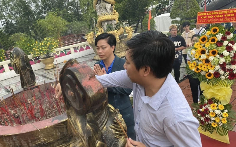 Đại Việt Cần Thơ – Sinh Viên Dâng Hoa Tưởng Niệm Các Anh Hùng Liệt Sĩ 27/7