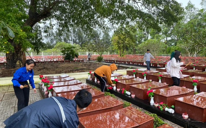 Đại Việt Cần Thơ – Sinh Viên Dâng Hoa Tưởng Niệm Các Anh Hùng Liệt Sĩ 27/7