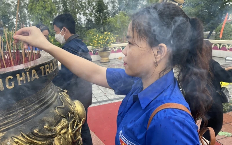 Đại Việt Cần Thơ – Sinh Viên Dâng Hoa Tưởng Niệm Các Anh Hùng Liệt Sĩ 27/7