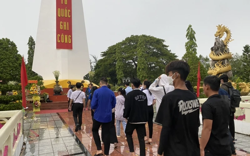 Đại Việt Cần Thơ – Sinh Viên Dâng Hoa Tưởng Niệm Các Anh Hùng Liệt Sĩ 27/7