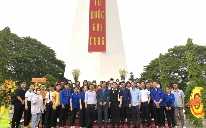 Đại Việt Cần Thơ – Sinh Viên Dâng Hoa Tưởng Niệm Các Anh Hùng Liệt Sĩ 27/7