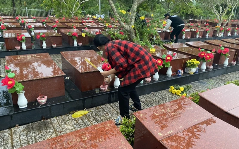 Đại Việt Cần Thơ – Sinh Viên Dâng Hoa Tưởng Niệm Các Anh Hùng Liệt Sĩ 27/7