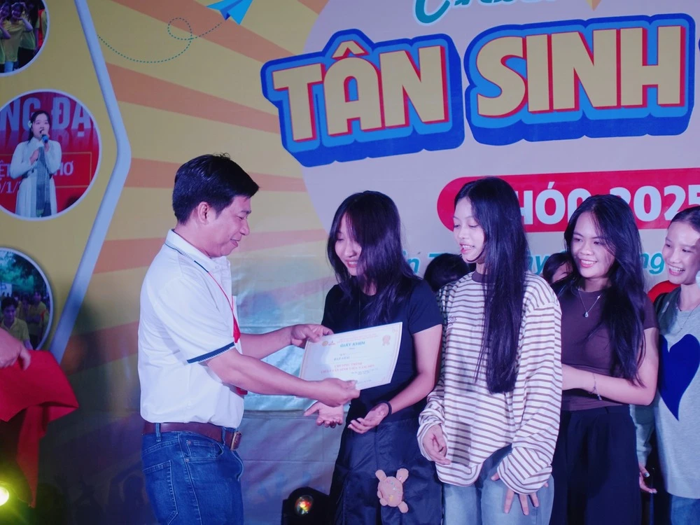 GALA CHÀO ĐÓN TÂN SINH VIÊN KHÓA 2025 – SÔI ĐỘNG & BÙNG NỔ CẢM XÚC