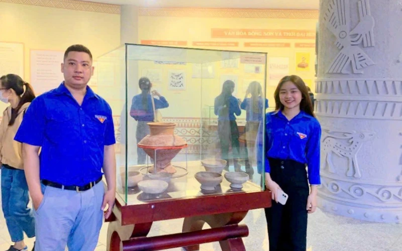 Hành trình ý nghĩa về nguồn của sinh viên Đại Việt Cần Thơ nhân Giỗ Tổ Hùng Vương