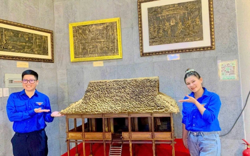 Hành trình ý nghĩa về nguồn của sinh viên Đại Việt Cần Thơ nhân Giỗ Tổ Hùng Vương