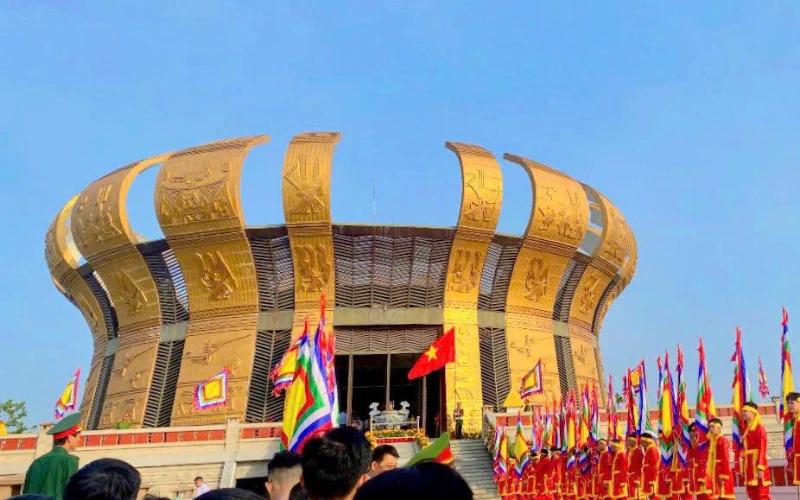 Hành trình ý nghĩa về nguồn của sinh viên Đại Việt Cần Thơ nhân Giỗ Tổ Hùng Vương