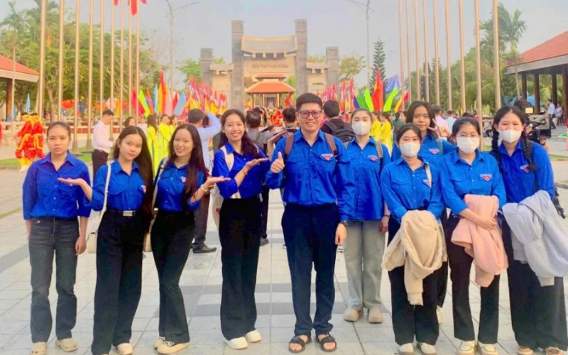 Hành trình ý nghĩa về nguồn của sinh viên Đại Việt Cần Thơ nhân Giỗ Tổ Hùng Vương