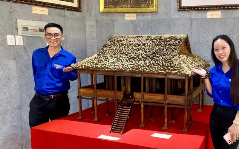 Hành trình ý nghĩa về nguồn của sinh viên Đại Việt Cần Thơ nhân Giỗ Tổ Hùng Vương