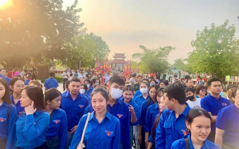 Hành trình ý nghĩa về nguồn của sinh viên Đại Việt Cần Thơ nhân Giỗ Tổ Hùng Vương