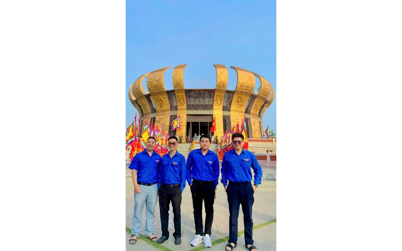 Hành trình ý nghĩa về nguồn của sinh viên Đại Việt Cần Thơ nhân Giỗ Tổ Hùng Vương