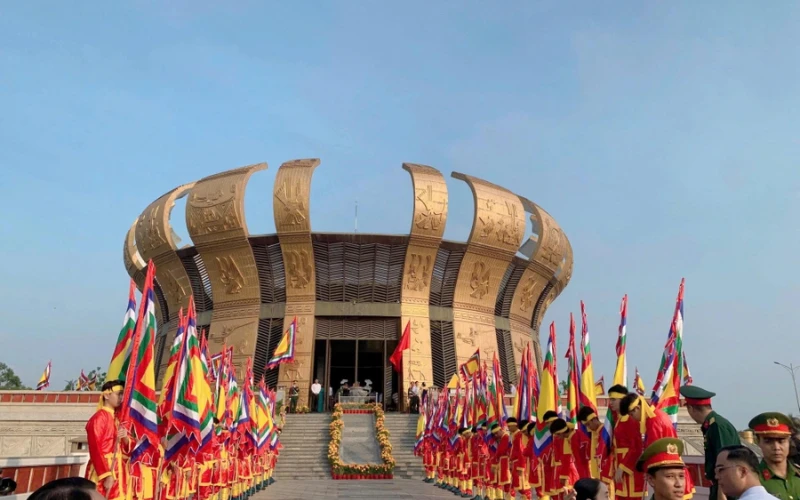 Hành trình ý nghĩa về nguồn của sinh viên Đại Việt Cần Thơ nhân Giỗ Tổ Hùng Vương