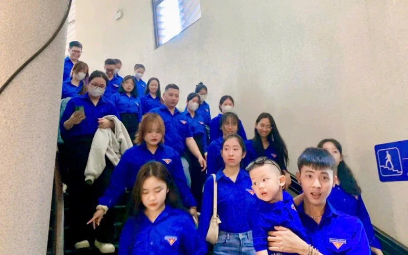 Hành trình ý nghĩa về nguồn của sinh viên Đại Việt Cần Thơ nhân Giỗ Tổ Hùng Vương