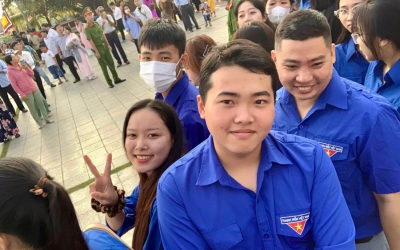 Hành trình ý nghĩa về nguồn của sinh viên Đại Việt Cần Thơ nhân Giỗ Tổ Hùng Vương