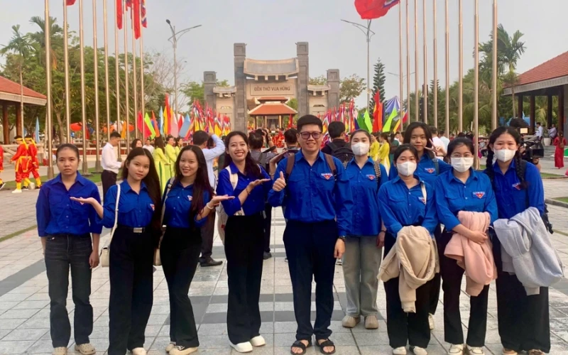 Hành trình ý nghĩa về nguồn của sinh viên Đại Việt Cần Thơ nhân Giỗ Tổ Hùng Vương