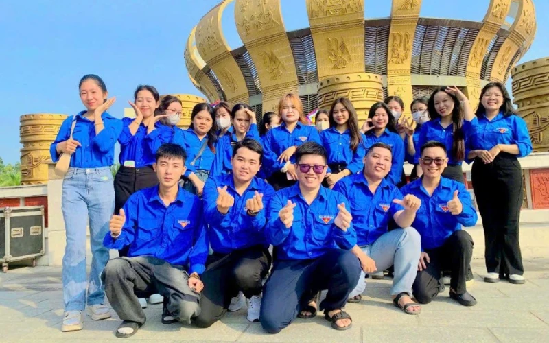 Hành trình ý nghĩa về nguồn của sinh viên Đại Việt Cần Thơ nhân Giỗ Tổ Hùng Vương