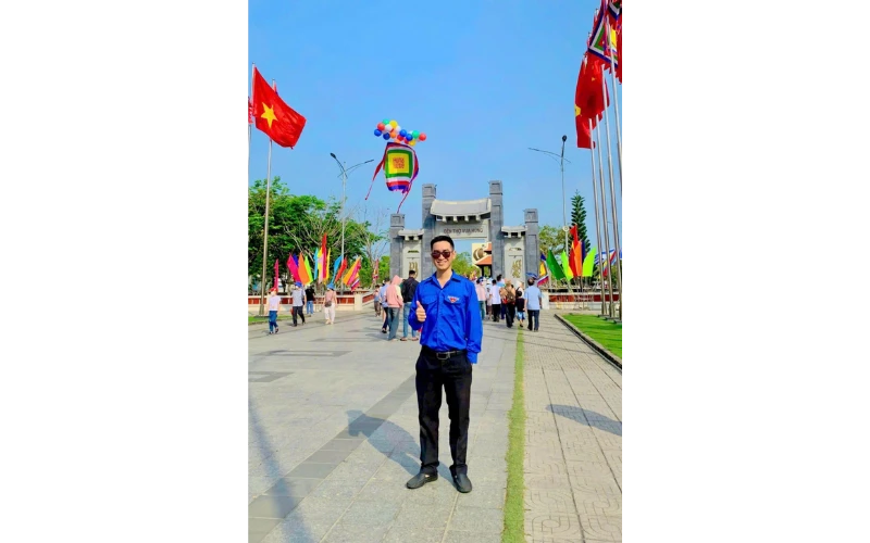 Hành trình ý nghĩa về nguồn của sinh viên Đại Việt Cần Thơ nhân Giỗ Tổ Hùng Vương