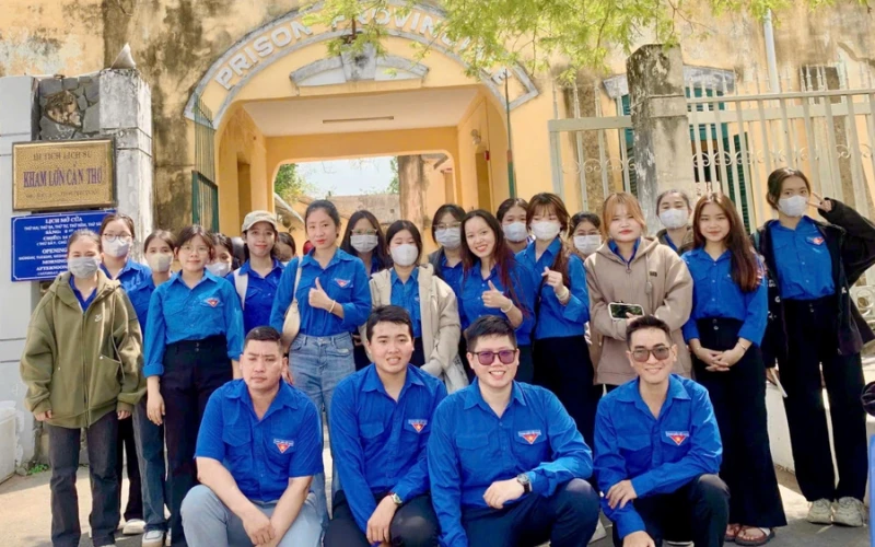 Hành Trình Về Nguồn Của Sinh Viên Trường Trung Cấp Đại Việt TP. Cần Thơ Tại Khám Lớn