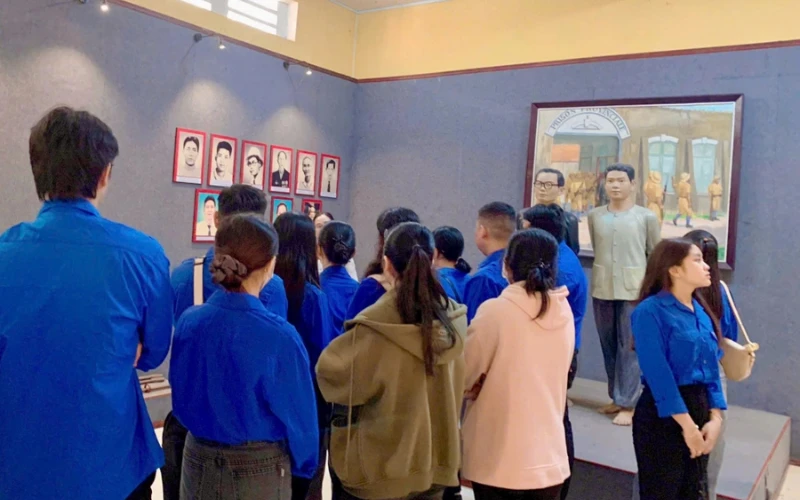 Hành Trình Về Nguồn Của Sinh Viên Trường Trung Cấp Đại Việt TP. Cần Thơ Tại Khám Lớn