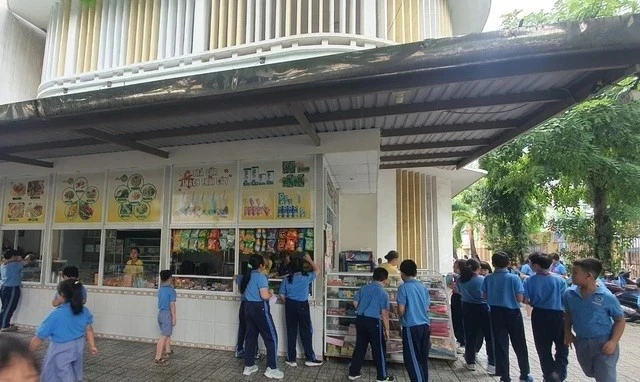 Có nên cấm học sinh mang tiền đến trường để tránh quà vặt và hàng rong?