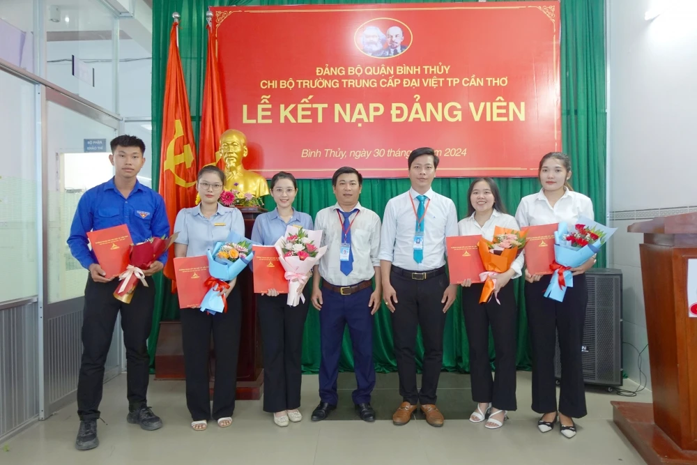Lễ Kết Nạp Đảng Viên Mới tại Trường Trung Cấp Đại Việt Tp Cần Thơ Ngày 30/7/2024